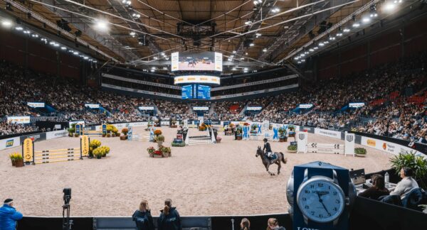 Sponsorskyltar runt sarg och sponsorbanderoller till Gothenburg Horse Show 2026