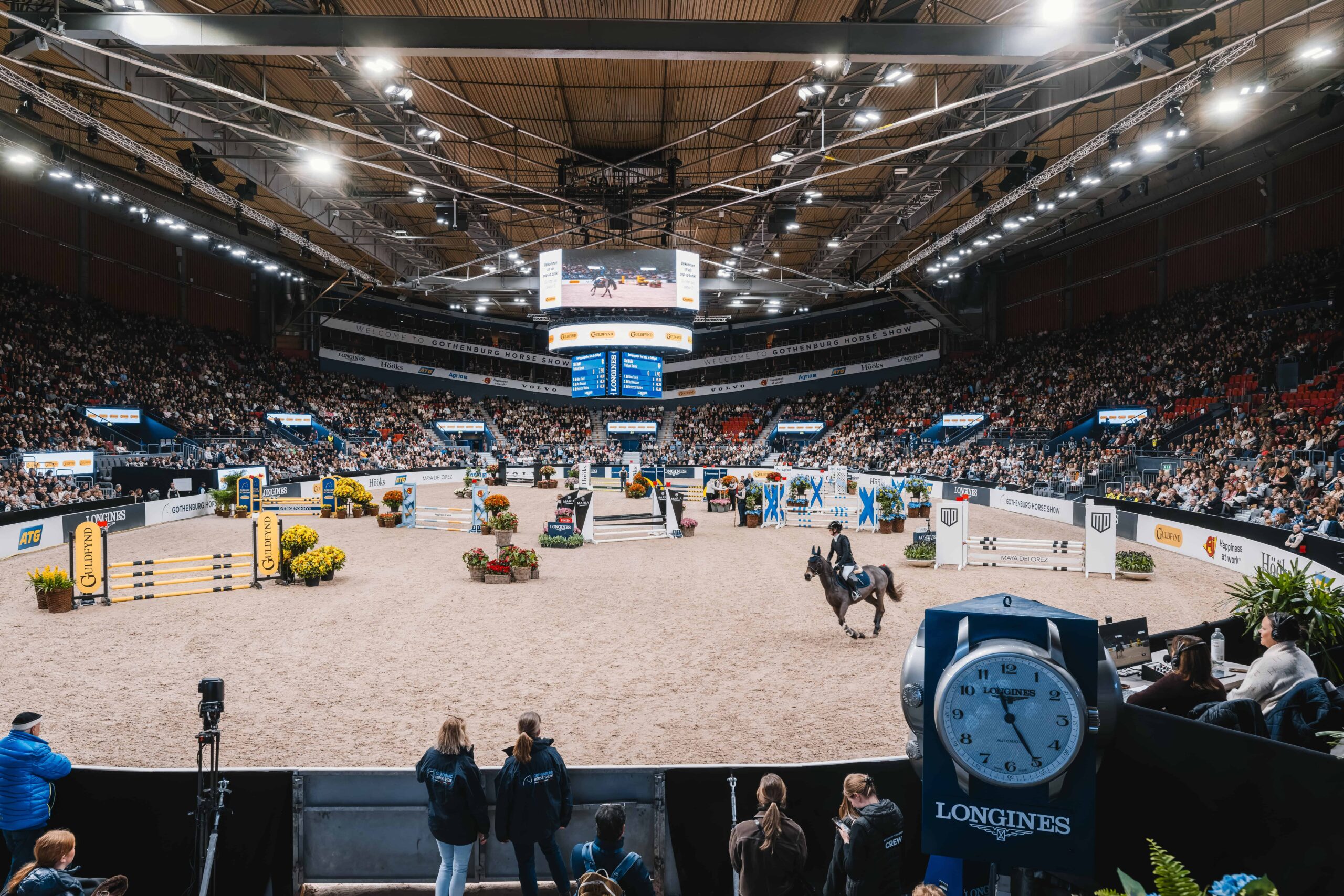 Sponsorskyltar runt sarg och sponsorbanderoller till Gothenburg Horse Show 2026
